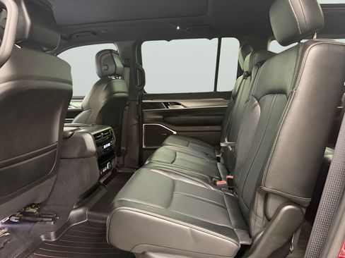 Used 2023 Jeep Wagoneer Series II w/ Convenience Group I AWD/4WD image 17
