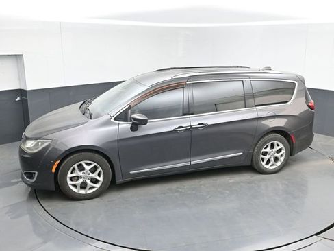 Used 2017 Chrysler Pacifica Touring-L Plus w/ Tire & Wheel Group FWD image 20