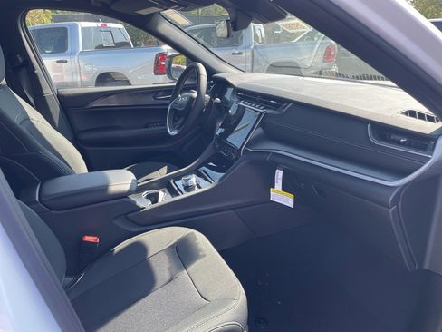 New 2025 Jeep Grand Cherokee Laredo X w/ Luxury Tech Group I image 19