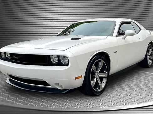 Used 2014 Dodge Challenger SXT RWD image 3