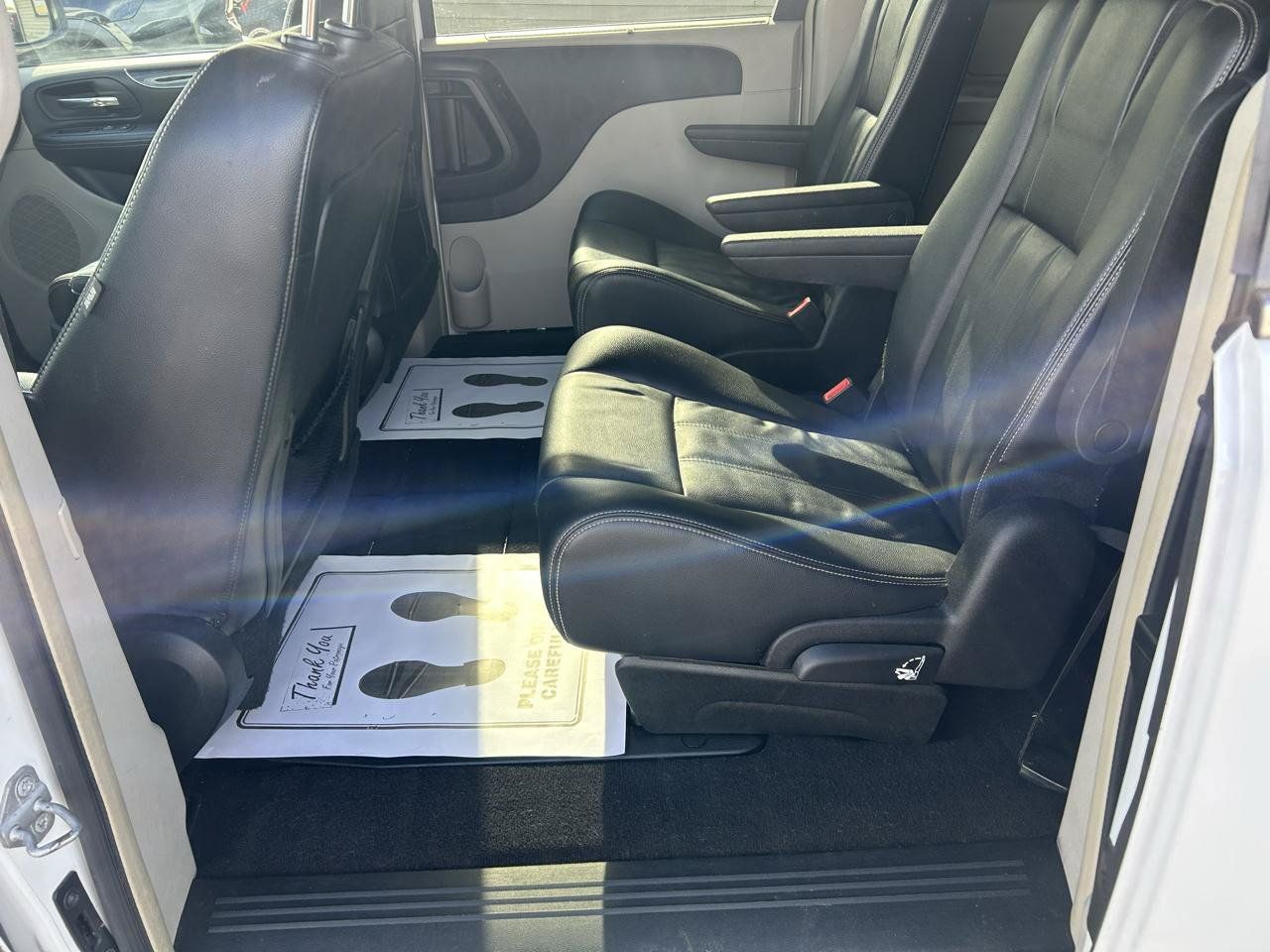Used 2015 Chrysler Town & Country Touring FWD image 9