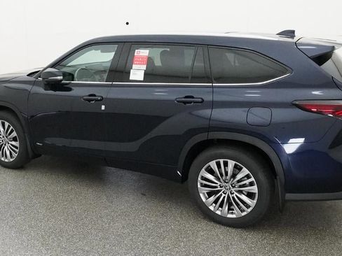 New 2026 Toyota Highlander Platinum image 4