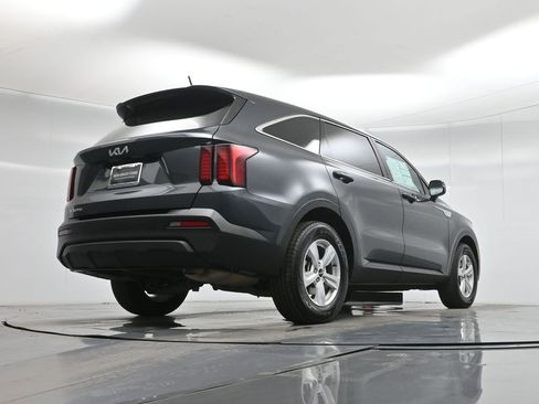 Used 2023 Kia Sorento LX image 51