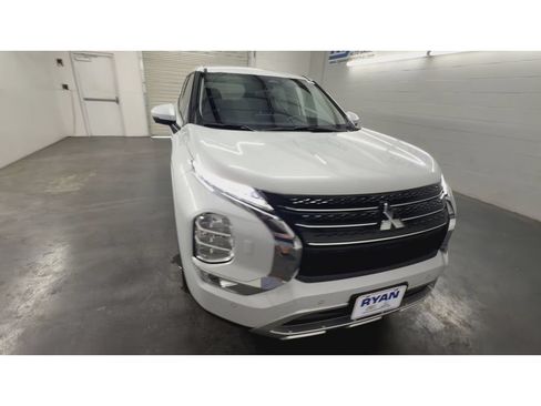 Used 2024 Mitsubishi Outlander SE AWD/4WD image 3