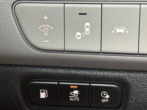 Used 2020 Kia Niro LXS image 19