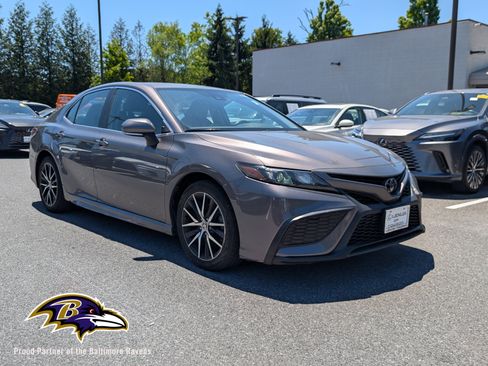 Used 2022 Toyota Camry SE FWD image 1