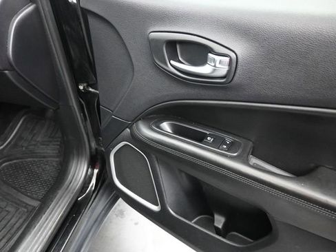 Used 2018 Jeep Compass Latitude FWD image 24