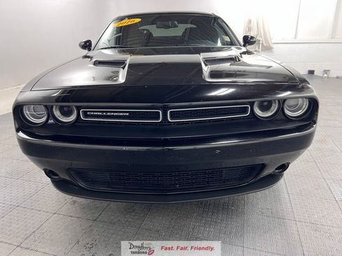 Used 2016 Dodge Challenger SXT image 2