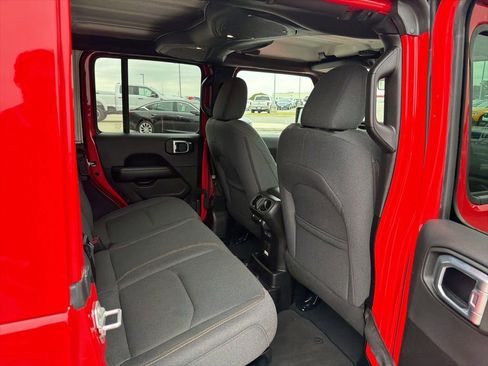 Used 2024 Jeep Wrangler Unlimited Sahara AWD/4WD image 18