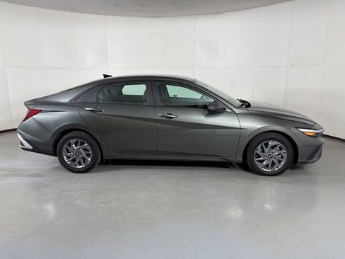 Used 2024 Hyundai Elantra SEL FWD image 9