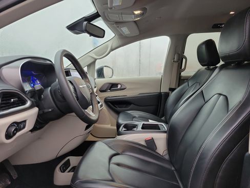 Used 2023 Chrysler Pacifica Touring-L image 15