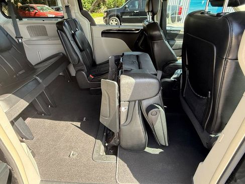 Used 2011 Chrysler Town & Country Limited FWD image 20