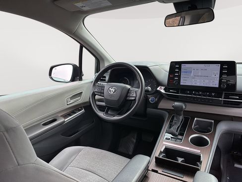 Used 2024 Toyota Sienna LE image 8