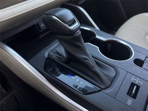 Used 2021 Toyota Highlander XLE image 19