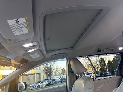 Used 2016 Toyota Sienna XLE image 19