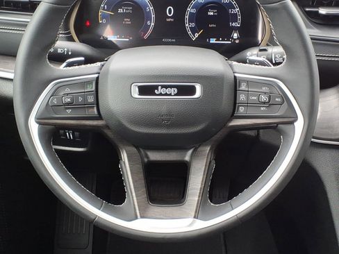 Used 2023 Jeep Grand Cherokee Limited w/ Luxury Tech Group II AWD/4WD image 14