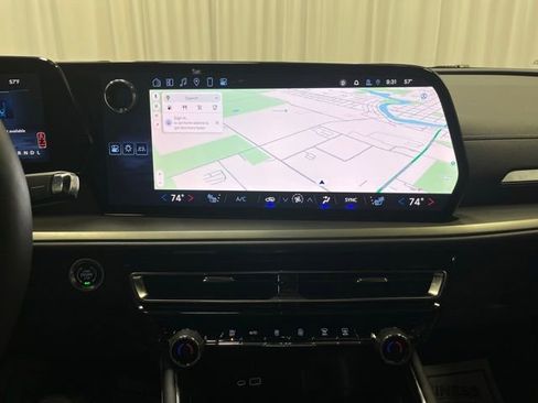 Used 2025 Chevrolet Traverse LT image 22