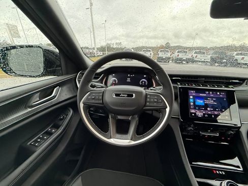 New 2025 Jeep Grand Cherokee Altitude image 14