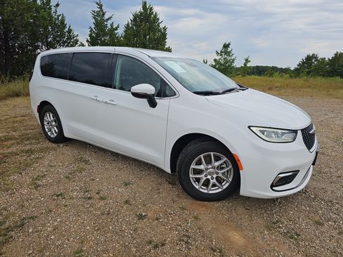 Used 2023 Chrysler Pacifica Touring-L FWD image 2