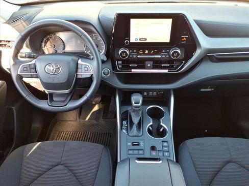 Certified 2024 Toyota Highlander LE image 9