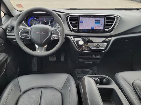 Used 2025 Chrysler Pacifica Select image 11