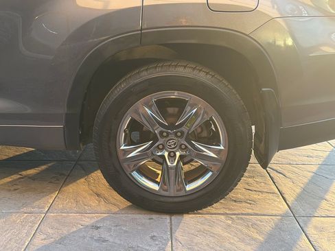 Used 2019 Toyota Highlander Limited Platinum AWD/4WD image 12