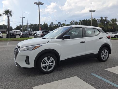 Used 2025 Nissan Kicks Play S FWD image 2