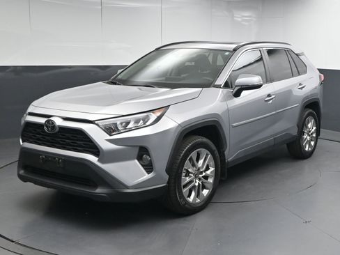 Used 2021 Toyota RAV4 XLE Premium image 4