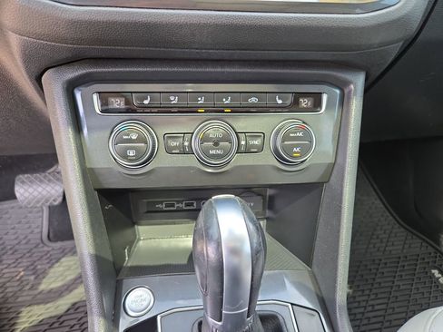 Used 2018 Volkswagen Tiguan SE w/ Panoramic Sunroof Package FWD image 23