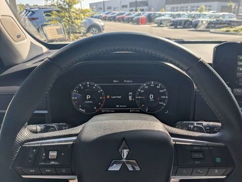 Used 2023 Mitsubishi Outlander SE FWD image 28