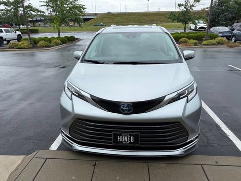 Used 2024 Toyota Sienna Limited FWD image 2