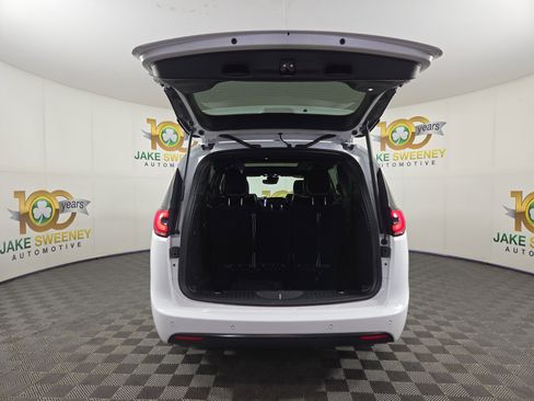 Used 2024 Chrysler Pacifica Premium FWD image 34