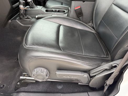 Used 2023 Jeep Wrangler Sahara image 27