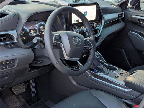 New 2026 Toyota Highlander Platinum AWD/4WD image 3