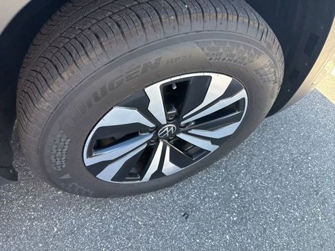 Used 2025 Volkswagen Atlas SE image 14