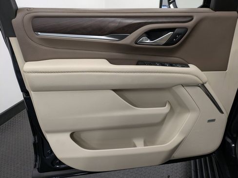 Used 2022 GMC Yukon XL Denali w/ Denali Premium Package image 8