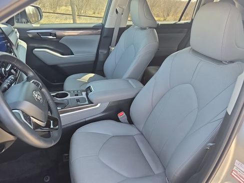 Used 2023 Toyota Highlander Limited image 15