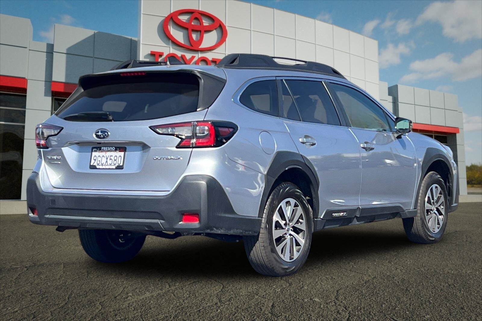 Used 2023 Subaru Outback Premium AWD/4WD image 3