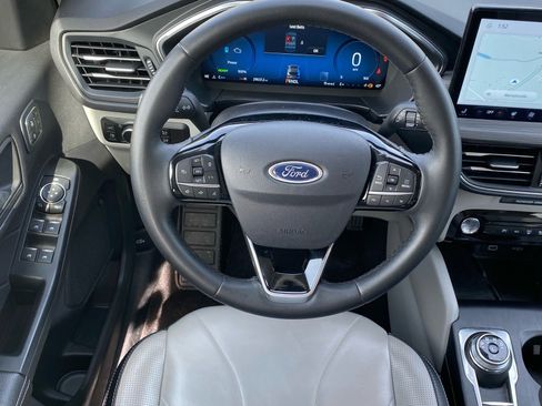 Certified 2025 Ford Escape Platinum w/ Premium Technology Package image 8