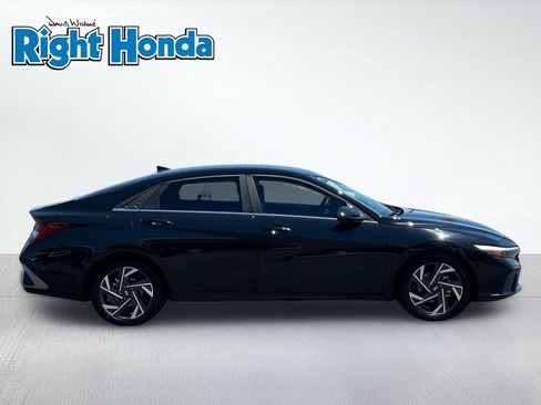 Used 2025 Hyundai Elantra Limited FWD image 7