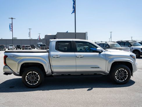 Used 2025 Toyota Tacoma TRD Sport AWD/4WD image 11
