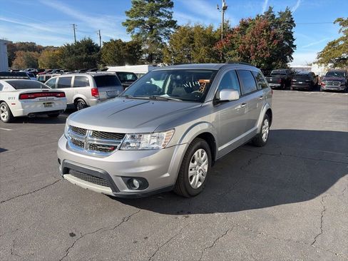 Used 2019 Dodge Journey SE image 3