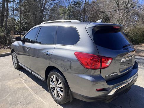 Used 2019 Nissan Pathfinder SV image 9