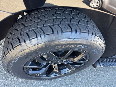 Used 2024 Chevrolet Tahoe Z71 w/ Luxury Package image 14