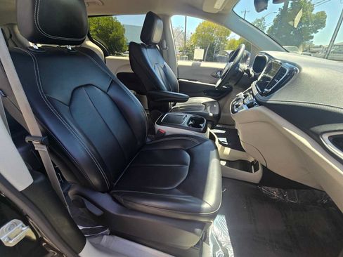 Used 2023 Chrysler Pacifica Touring-L FWD image 10
