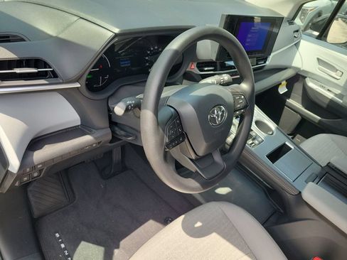 New 2026 Toyota Sienna LE FWD image 7
