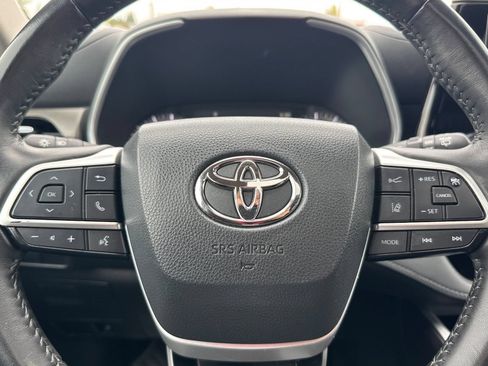 Used 2024 Toyota Highlander XLE AWD/4WD image 25