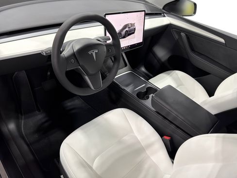 Certified 2023 Tesla Model Y Long Range AWD/4WD image 9