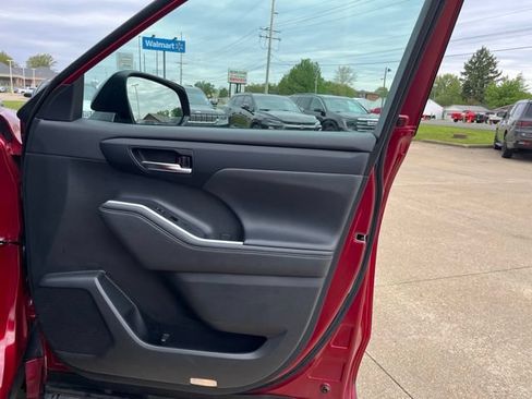 Used 2024 Toyota Highlander XLE AWD/4WD image 17