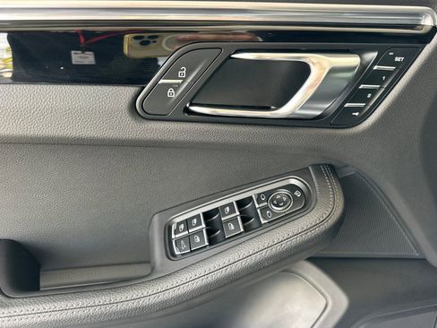 Certified 2023 Porsche Macan image 12
